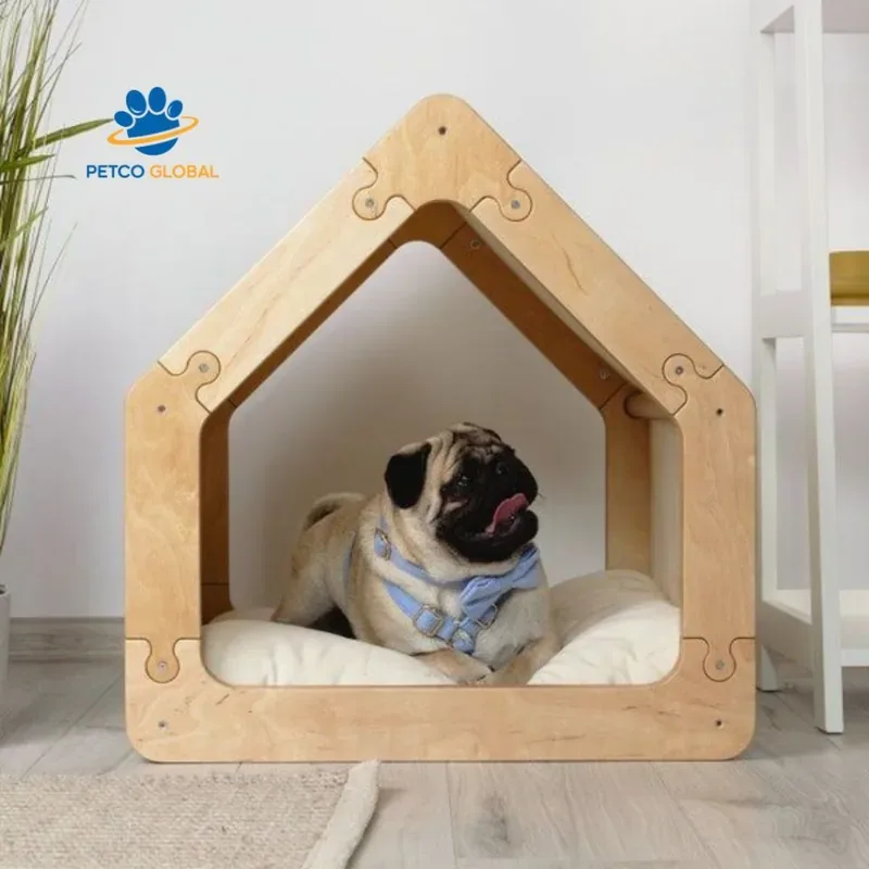 Chó Pug nằm thư giãn trong nhà gỗ Harmony, đệm lót êm ái màu kem